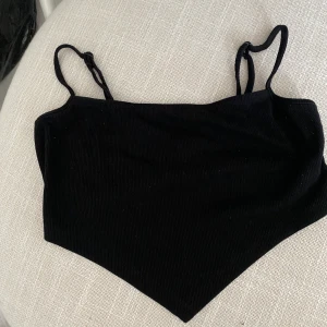 Shein tops  - Black and white cropped tops from shein in size small. Selling both for 30 kr or 1 for 20kr 