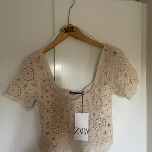 Topp  - Jättefin topp från Zara, aldrig använd och har fortfarande prislapp på🌸 strl S