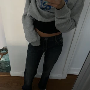  low waist jeans - Säljer dessa Quiksilver jeans med justerbar midja ✌🏻står ingen storlek men innerbenslängden är 74 cm ✨