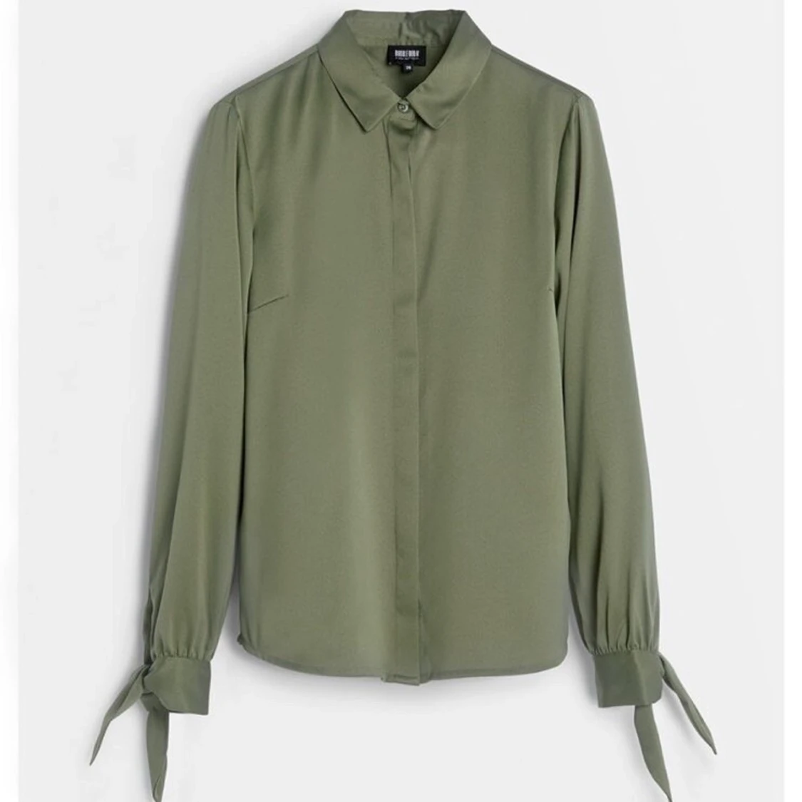 Olivgrön blus med knyten