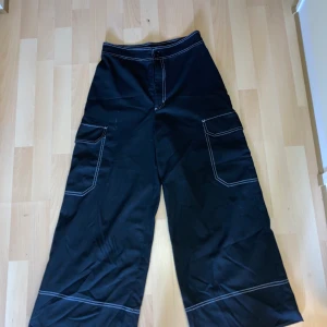 Monki byxor  - Säljer dessa snygga monkibyxor då de inte kommer till användning längre! Köpt för 400kr! 