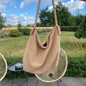 Handväska - Stor handväska från shein i teddymaterial, använd men som nytt skick💓