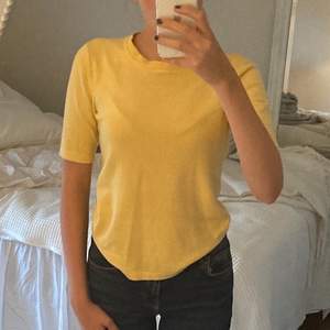 Så snygg stickad T-shirt från zara❣️Varm gul färg som är skitsnygg till våren💐❤️ Säljer då den inte kommer till användning 