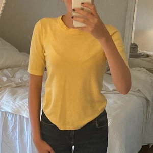 Stickad tröja💛 - Så snygg stickad T-shirt från zara❣️Varm gul färg som är skitsnygg till våren💐❤️ Säljer då den inte kommer till användning 