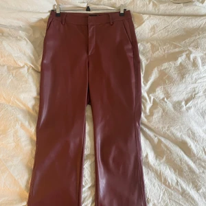 Skinnbyxor  - Svin coola röda/bruna skinnbyxor med lite Bootcut modell. Super sköna nu till hösten och vintern 