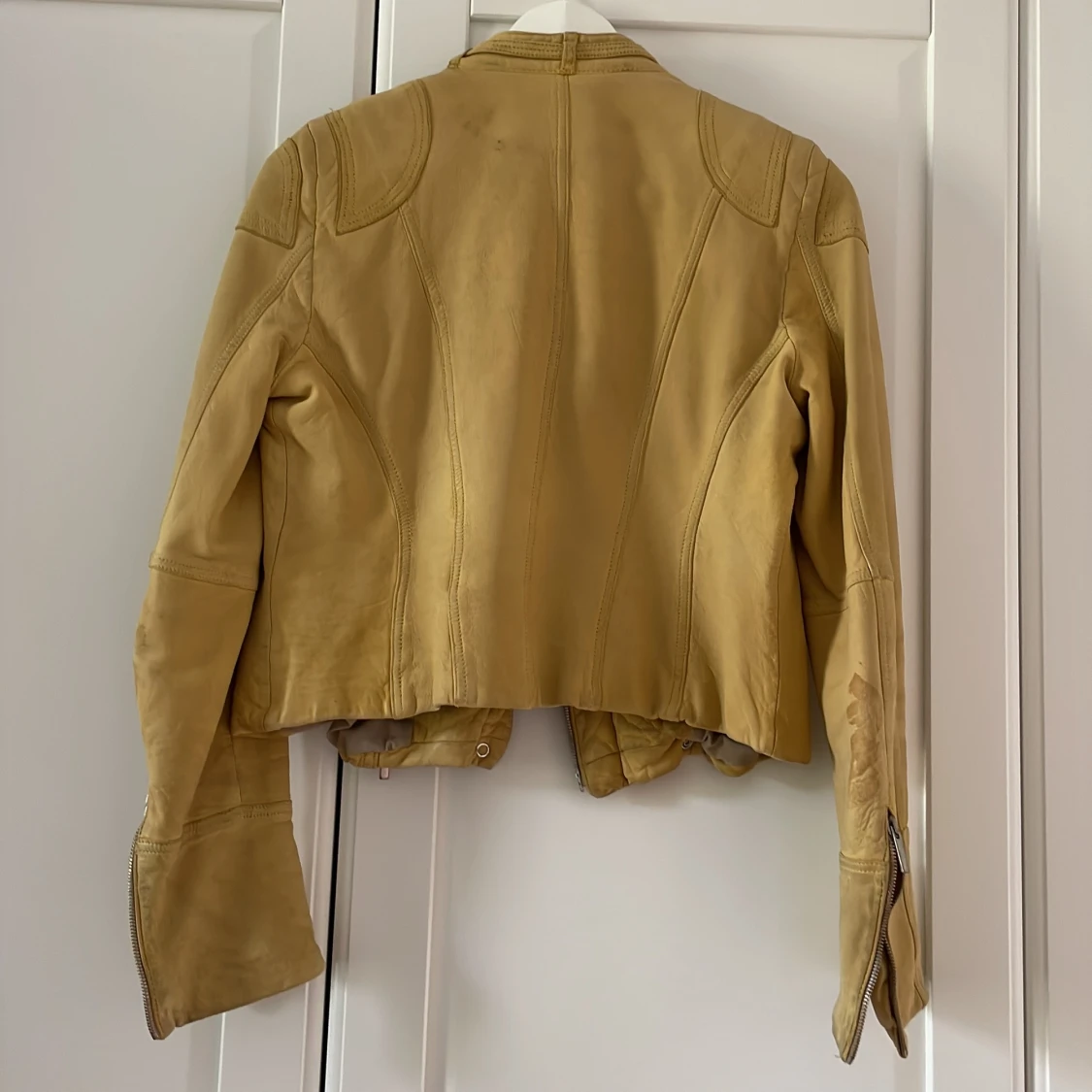 Gul färgad skinnjacka från Karen Millen  - 91