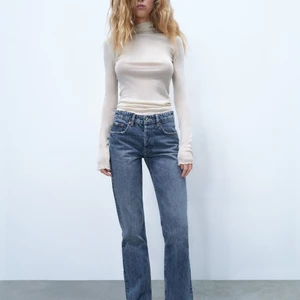 Zara jeans - Slutsålda mid rise jeans från zara. Jeansen är knappt använda och därför i superbra skick! Hör av er om ni vill ha egna bilder!