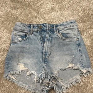 Oanvända jeansshorts  - Säljer dessa helt oanvända jeansshortsen från zara, passa på! Helt slutsålda på hemsidan🫶