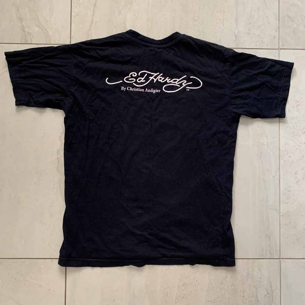 Säljer en vintage ed Hardy T-shirt i storlek S. Tröjan har ett snyggt tryck och är i bra skick för sin ålder. Säljer för 400kr (priset kan diskuteras). T-shirts.