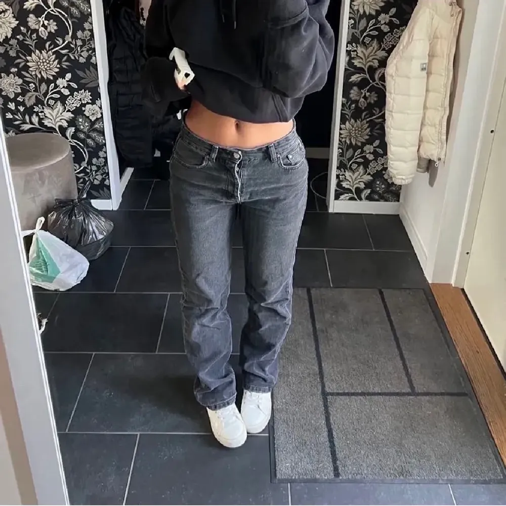 Säljer mina gråa/svarta zara jeans. Dom är midrise och straightleg. Inga defekter. Midjemått: ca 38 cm Innerbensmått: ca 83 cm Jag är 163. Jeans & Byxor.