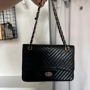 Clutch  - Fin svart clutch i fake-skinn. Använd endast ett fåtal gånger. Perfekt till höstens festligheter 🌝 OBS! Cirkapris för frakten, men kan mötas upp i Göteborg, Jönköping och Vetlanda.