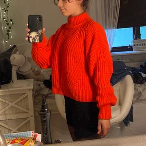 Röd/orange sweatshirt i bra skick