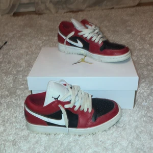 Jordan 1 - Ett par använda Jordan 1 chigago low i storlek 38,5. Inga fel på dom bara lite creasade och jag tvättar dom innan jag skickar. Mer bilder går att fås! Nypris 2300 kr säljer för 900kr! Box följer med men tyvärr inte kvittot.