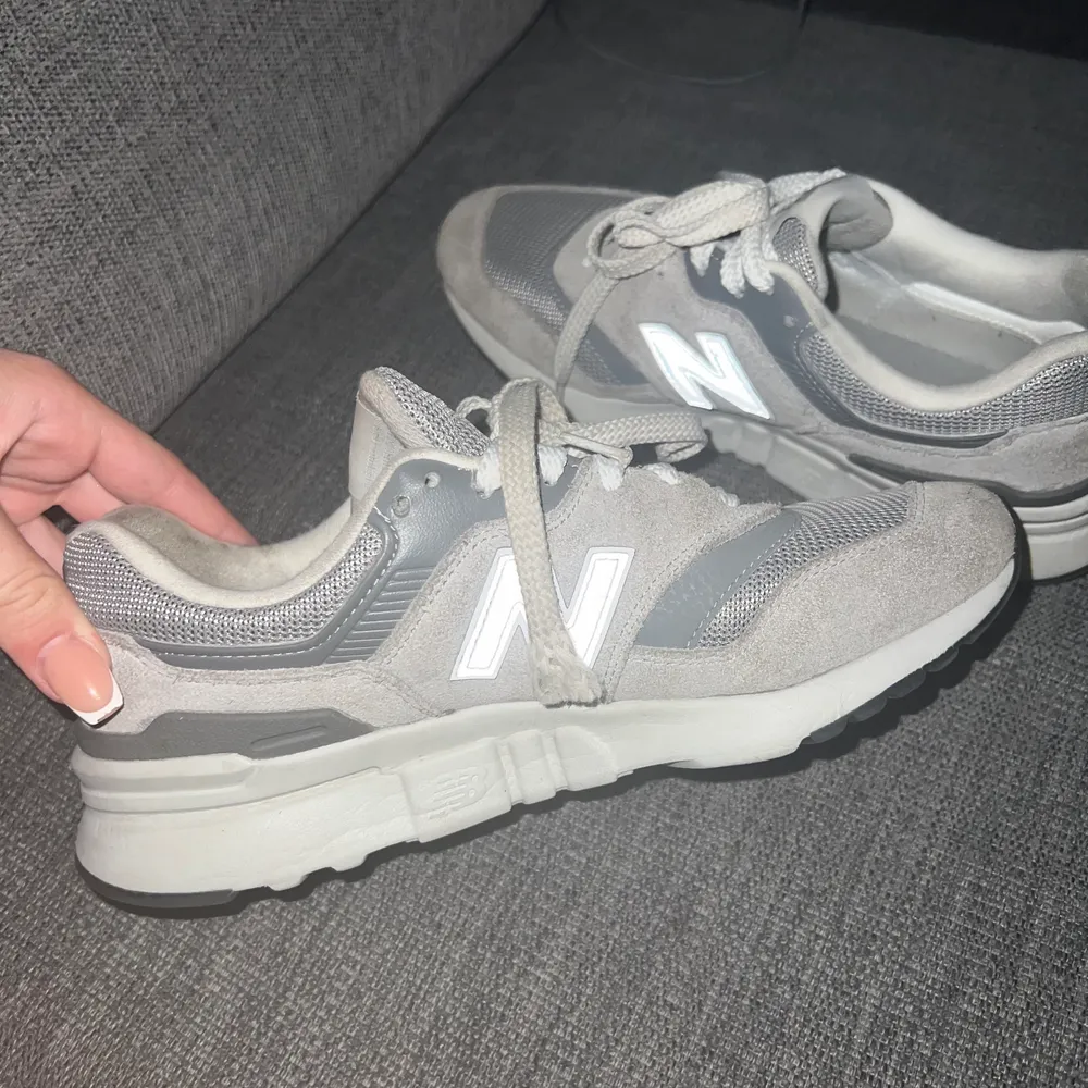 Säljer mina skitsnygga och utsålda New balance skor🫶🏻 Dem är använda typ 4 ggr så dem är i ett jätte bra skick, säljer dem pågrund av att jag inte använder dem! Dem är i strl 38,5❤️Jag köpte dem på arket❤️ Köparen står för frakt❤️ Priset kan alltid diskuteras. Skor.