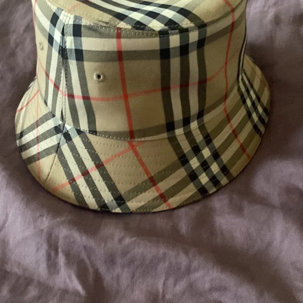 Burberry hatt M. Accessoarer.