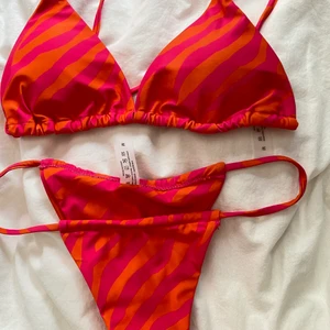 Bikini - 🥥Helt oanvänd bikini, med hygienremsan kvar!  🥥Endast testad utanpå kläder!     Märke: shein Storlek: Medium Skick: perfekt,nyskick Nypris: 109kr Mitt pris: 75kr    OBS färgen gör sig inte rättvis på bild, men den är mer neon färgstark