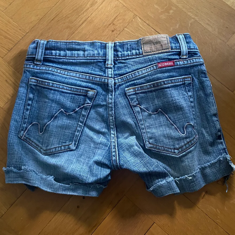 Korta så snygga shorts från Diesel som ej går att få tag på. Så perfekt jeansfärg/tvätt enligt mig. Midja 68cm. Shorts.