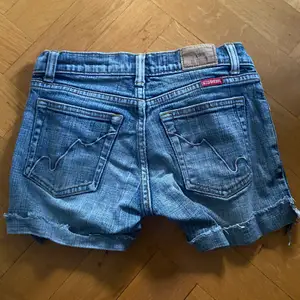 Korta så snygga shorts från Diesel som ej går att få tag på. Så perfekt jeansfärg/tvätt enligt mig. Midja 68cm