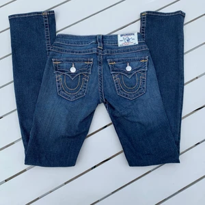 True religion jeans - Ett par super fina low rise straight True Religion jeans i mycket bra skick- nästan som ny. Storlek w25 vilket motsvarar ca xs Säljer på grund av att jag har växt ut de. Köparen betalar frakt.