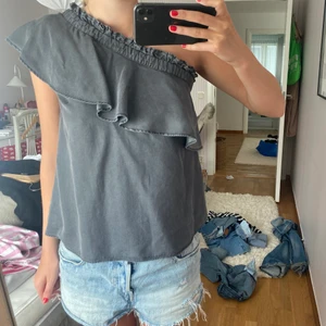 One shoulder topp - One shoulder topp från mayla. Aldrig använd. Nypris 1800