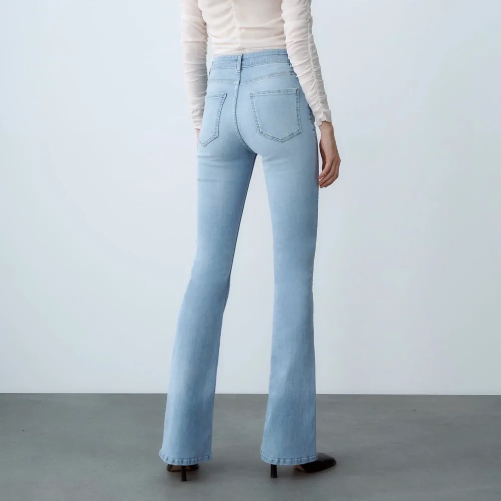 Superfina ljusblå bootcut jeans från Zara💕. Jeans & Byxor.
