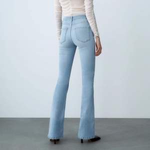 Superfina ljusblå bootcut jeans från Zara💕