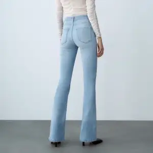 Superfina ljusblå bootcut jeans från Zara💕