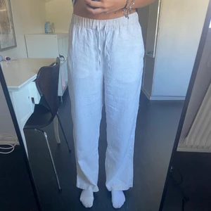 Linnebyxor, Arket - Säljer dessa knappt använda jättefina  linnebyxor från Arket. Bär storlek S och är 170cm. Spårbar frakt tillkommer 59kr🫶🏼 (köpta för 600kr på Arkets hemsida)