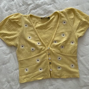 Blommig topp 🤍 - Gulligaste toppen ifrån Bershka med blommor på, fint skick då den är använd fåtal gånger 🤍 Pris inkl frakt.