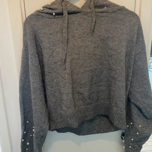 Tjocktröja med pärlor - Tjocktröja i storlek M, från Zara