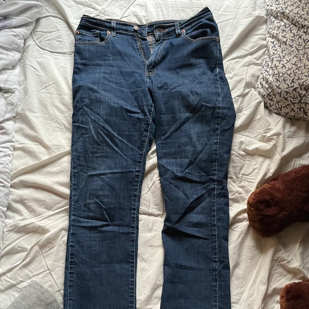 Ganska tajta mörkblåa jeans. Det står ingen storlek då jag köpte på secondhand för länge sedan men skulle gissa att det kanske är storlek 44, 45 eller 46 kanske. Om du har några frågor så är det bara att kontakta! :). Jeans & Byxor.