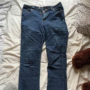 Ganska tajta mörkblåa jeans. Det står ingen storlek då jag köpte på secondhand för länge sedan men skulle gissa att det kanske är storlek 44, 45 eller 46 kanske. Om du har några frågor så är det bara att kontakta! :)