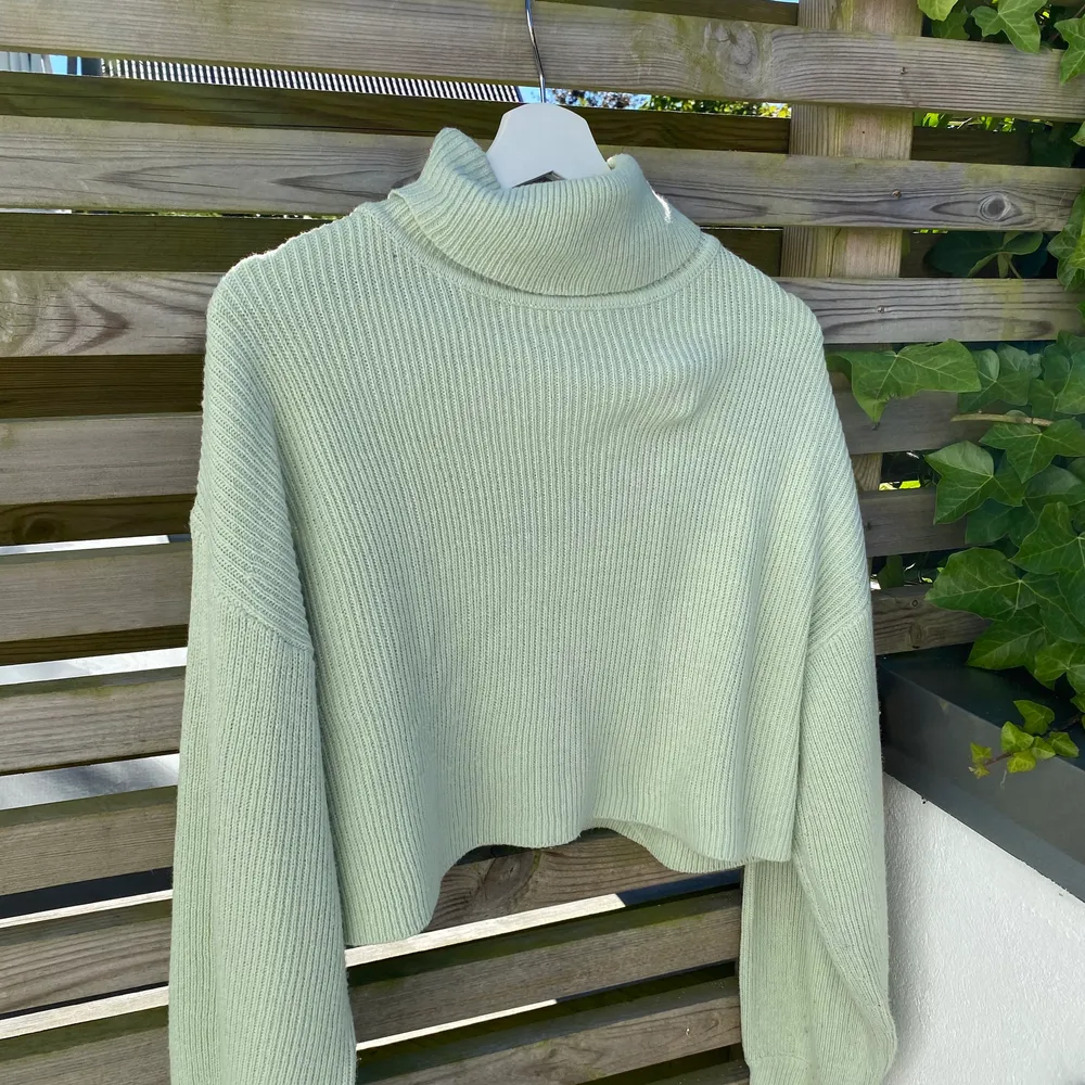 Fin mint grön tröja ifrån H&M och storlek M. Men passar även som en S. Denna tvättas innan den skickas . Toppar.
