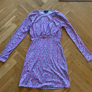 Sommarklänning - Fin klänning som tyvärr aldrig kommit till användning. Storlek xs och sitter bra på mig som brukar ha storlek xs/s men är också ganska töjbar. Nypris 299kr. Inklusive frant