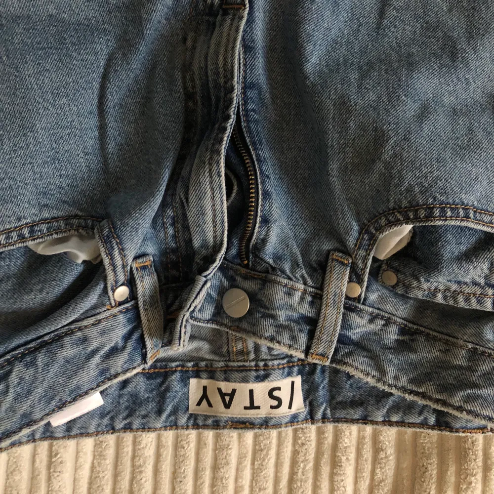 Blåa Mom jeans i nyskick från stay, carlings som fungerar för XS och S. . Jeans & Byxor.
