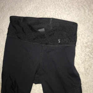 Tights STRONGER - Stronger tights med glitterpartier över knäna. Används 2-3 gånger till vardags så aldrig tränat i dessa. Frakt tillkommer på 66kr