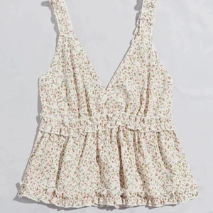 Volangtopp - söt volangtopp från shein i strlk XS.  70kr plus frakt💞🙌🏻