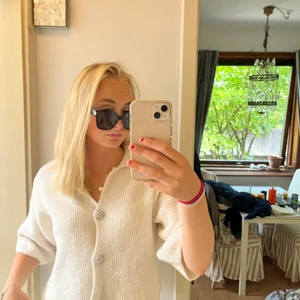 Kofta - Så fin kofta från Gina som inte används längre. Nästa nyskick. Strl m. Super fina knappar som en fin detalj, även en söt krage till. Den är gräddvit. Nypris 349kr