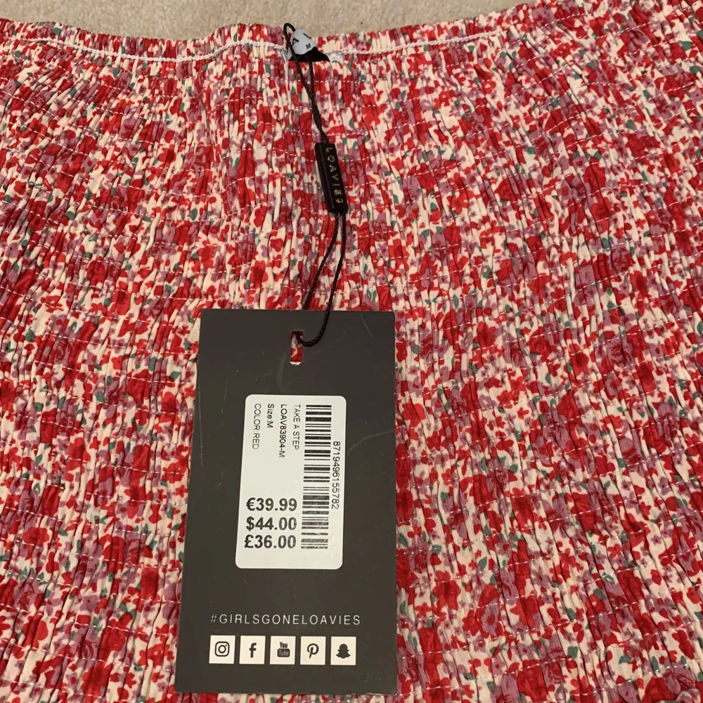 Röd blommig kjol från Loavies aldrig använd då jag råkade köpa två av samma. Är storlek 38/M.. Kjolar.