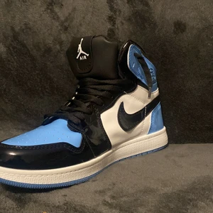 Air Jordan 1 Retro High White University Blue Black - Ej använd Köpte dom för 1200kr