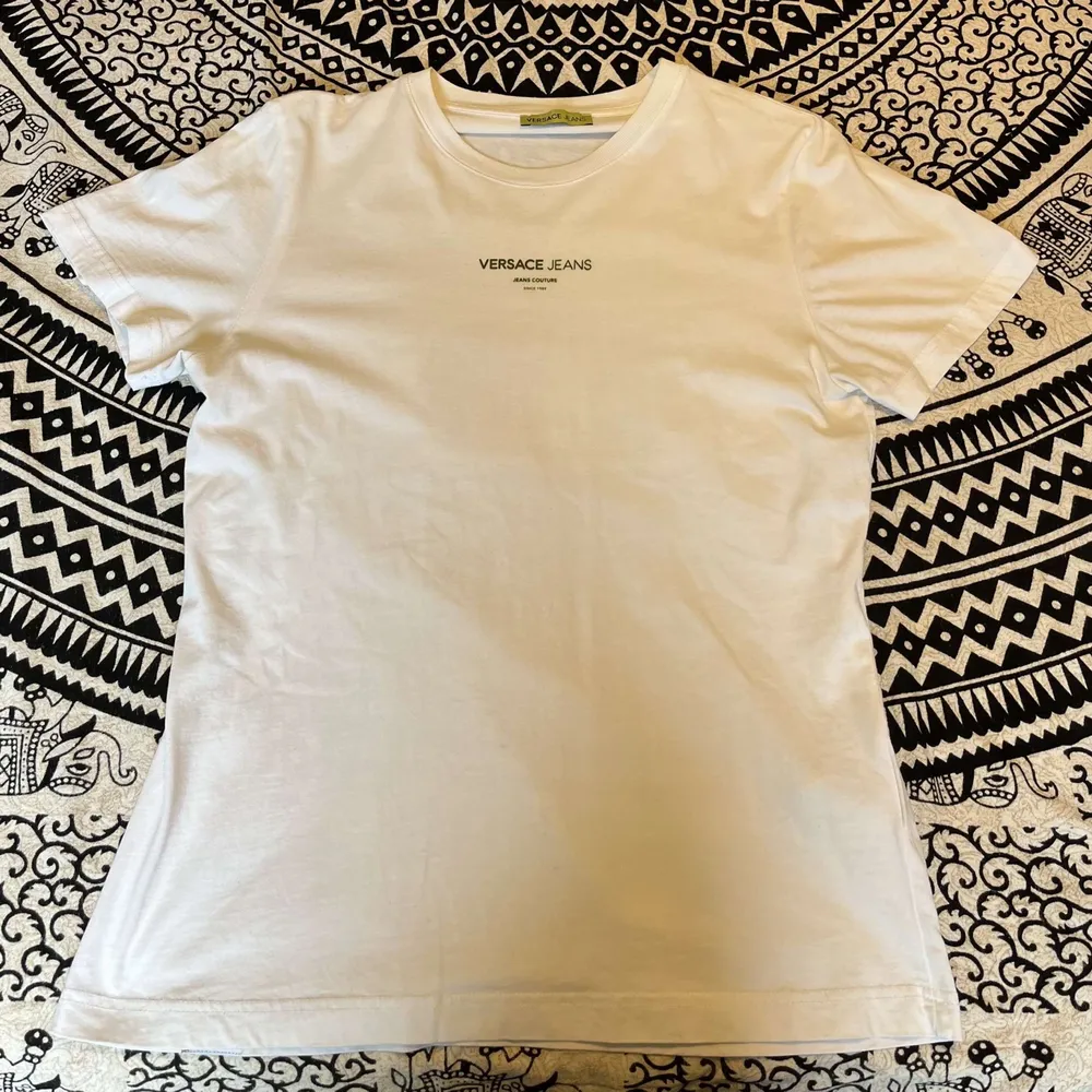 Versace jeans t-shirt, storlek small Condition 9/10. T-shirts.