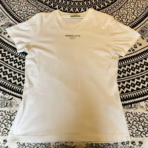 Versace jeans t-shirt, storlek small Condition 9/10