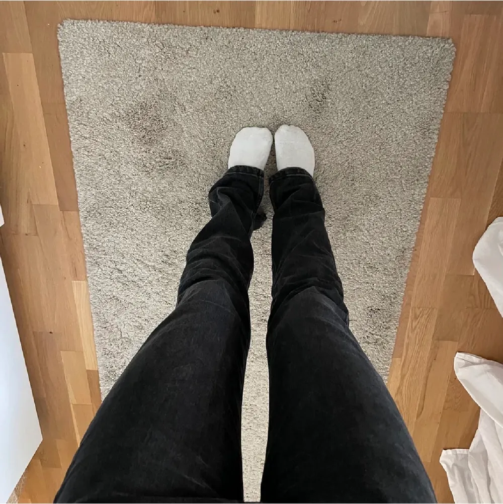 Svarta zara jeans som är köpa på plick nyligen, säljer då de inte riktigt passade mig, de är storlek 36, frakt skickas spårbart, pris kan diskuteras❤️ (lånade bilder) . Jeans & Byxor.