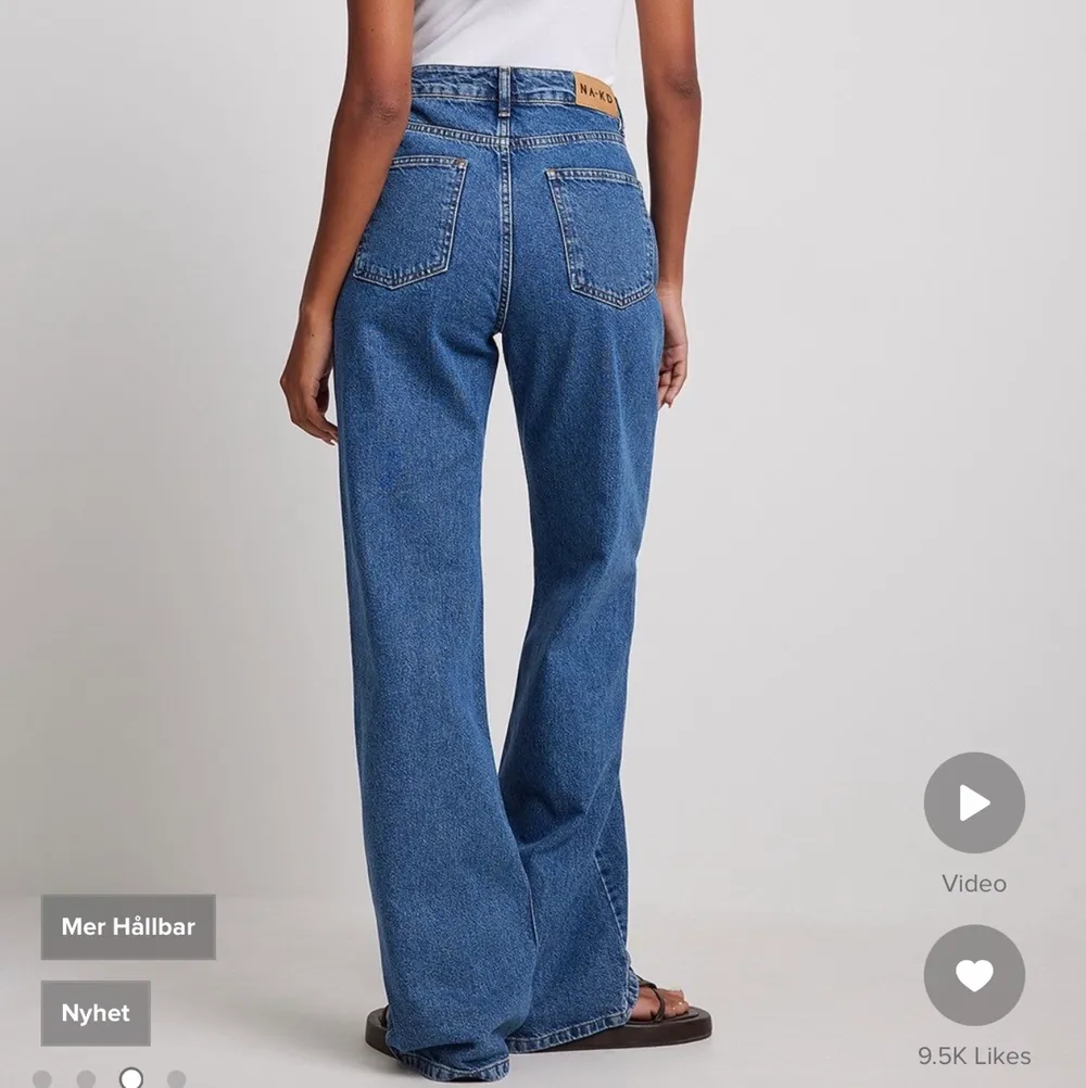 Säljer nu dessa jeans då de inte kommer till användning. Passar någon som är runt 170 lång, även kortare. Jeansen är i bra skick!🦋 har även ett par i en ljus blå färg också om någon är intresserad, hör av er isf!😊. Jeans & Byxor.