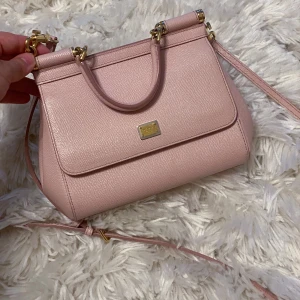 DOLCE & GABBANA - SICILY BAG - Dolce & Gabbana Sicily   Storlek small: 20 x 16 x 8 cm Färg: Rosa  Kommer med justerbar axelrem