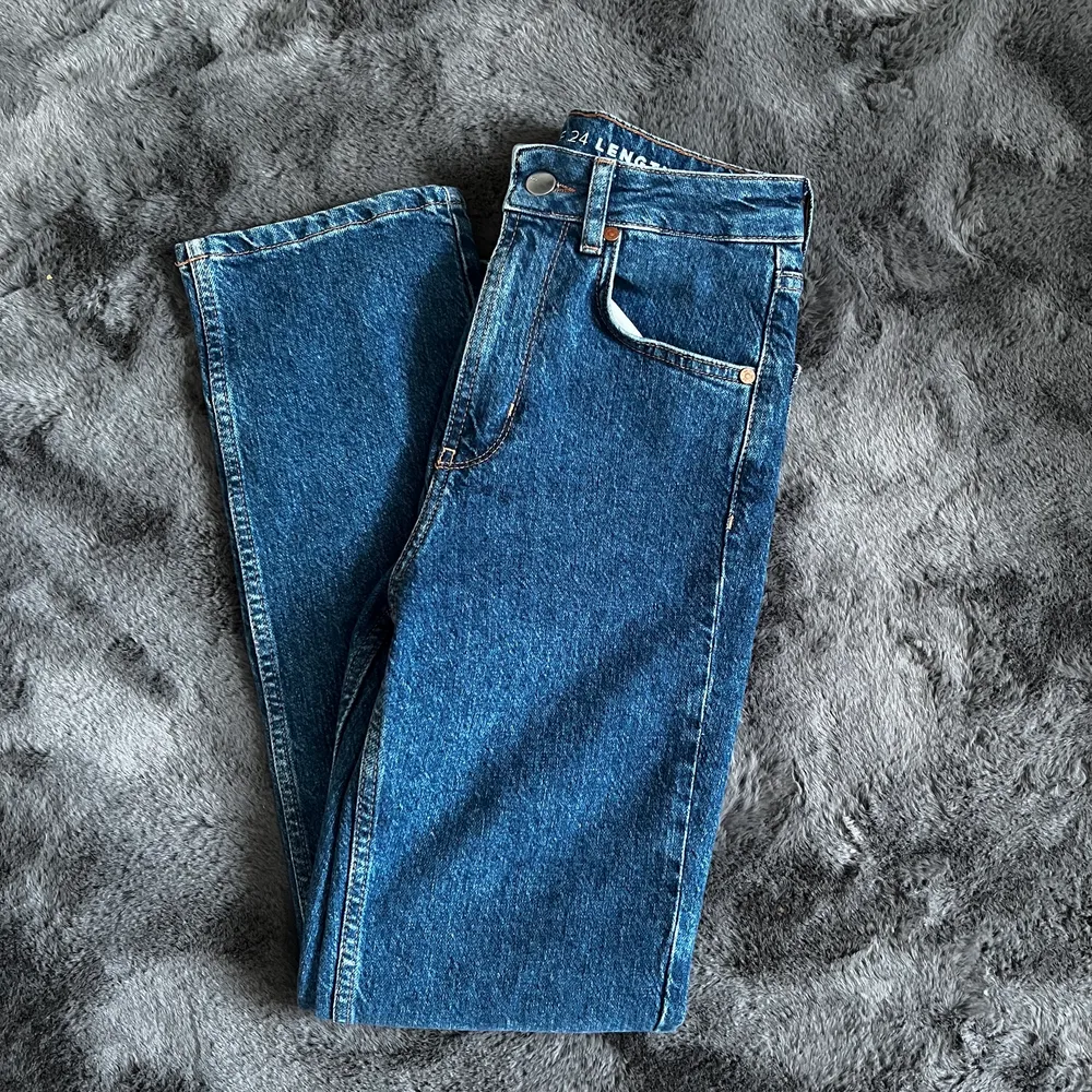 Helt nya blåa jeans från Bikbok. Högmidjade 😊💗 Nypris 600kr, säljs för 350!. Jeans & Byxor.