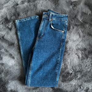 Helt nya blåa jeans från Bikbok. Högmidjade 😊💗 Nypris 600kr, säljs för 350!
