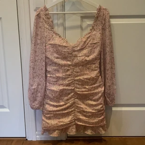 Klänning från Nelly - Säljer denna söta klänning från Nelly! Superfin till sommaren! 