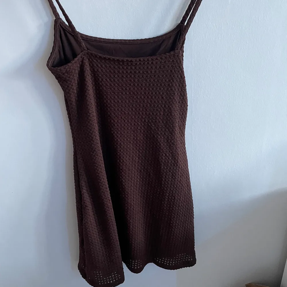 Fin brun klänning från h&m, endast använd en gång och säljer pga att att den blivit för liten för mig, den sitter tight tills efter midjan och neråt, på mig som är 155cm sitter den perfekt i längden (rätt så kort), köparen står för frakten på 49kr . Klänningar.