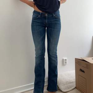 Mörkblå jeans från Lee. Storlek står inte men har för mig att det är 26/30 eller något liknande. Passar mig som vanligtvis har xs-s och är 160 cm. Ska även tilläggas att de har lite slitage på baksidan av jeansen vid foten då de är liiite flr långa